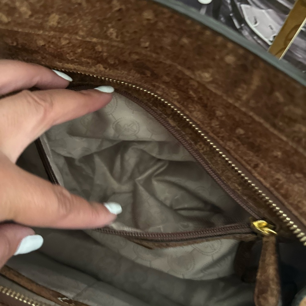 EUC MICHAEL KORS CROSSBODY HAND BAG - Picture 10 of 14